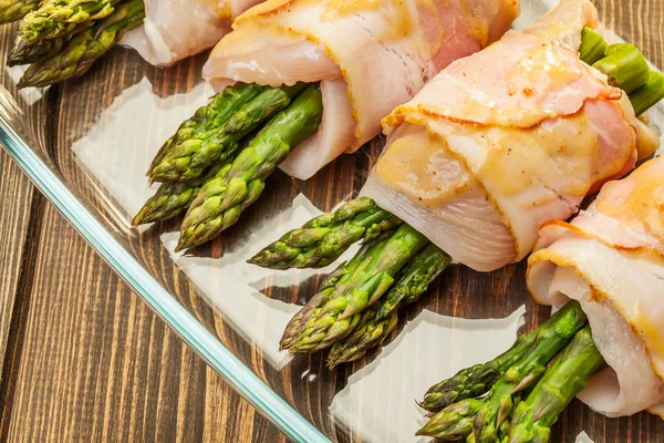 Spargel in Hühnchen und Speck in einer Auflaufform — Stockfoto