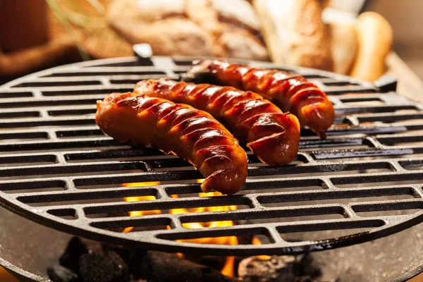 Grillkorv på grill — Stockfoto