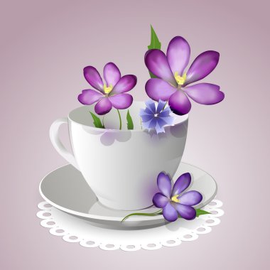 Mor çiçeklerle dolu çay fincanı
