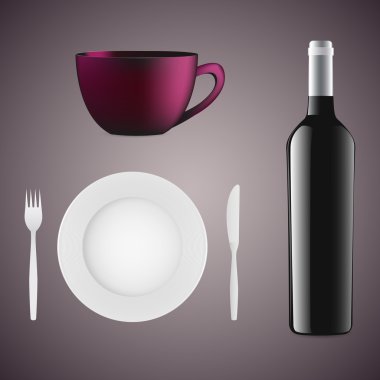 şişe şarap, fincan, tabak ve çatal bıçak takımı.