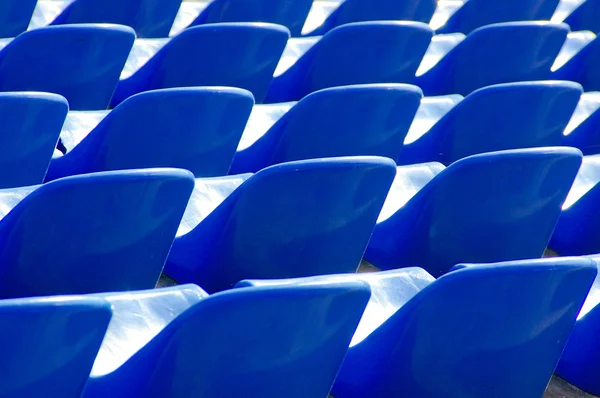 Mnoho tmavě modrá křesla v sportovní stadion — Stock fotografie