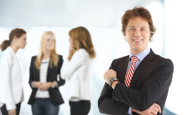 Portret van lachende zakenman met collega's op de achtergrond — Stockfoto