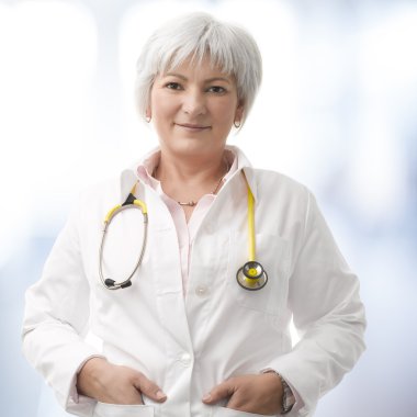 üst düzey kadın doktor