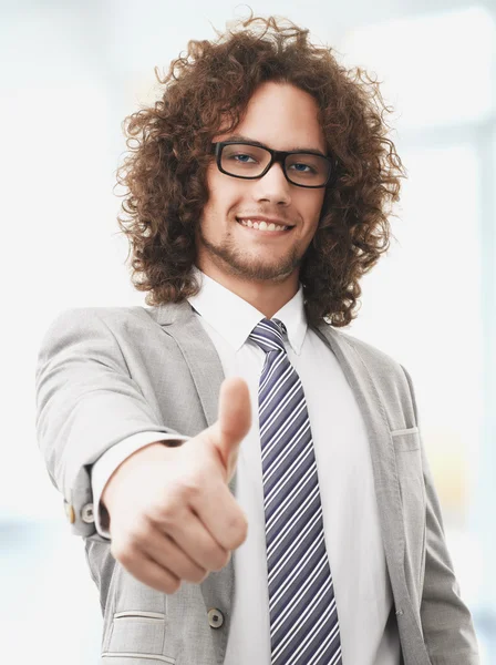 Успешный бизнесмен дает вам большой палец вверх — стоковое фото