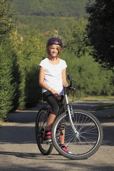 若い女の子のマウンテン バイク — ストック写真