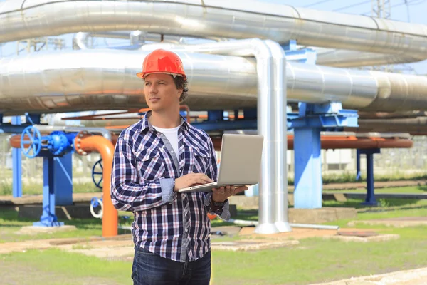 Engenheiro em Hardhat com laptop — Fotografia de Stock