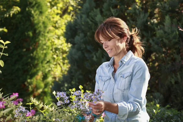 Bella donna matura giardinaggio — Foto Stock