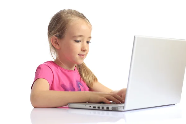 Menina bonito usando um computador portátil — Fotografia de Stock