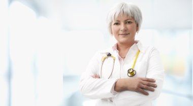 üst düzey kadın doktor