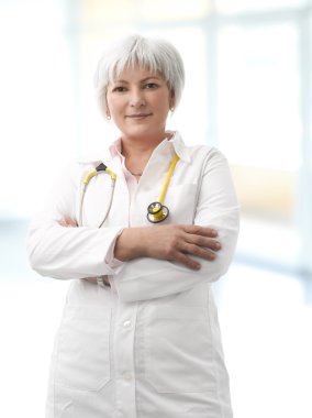 üst düzey kadın doktor