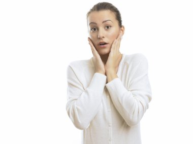 Beyaz arka planı sürpriz arayan genç bir kadın