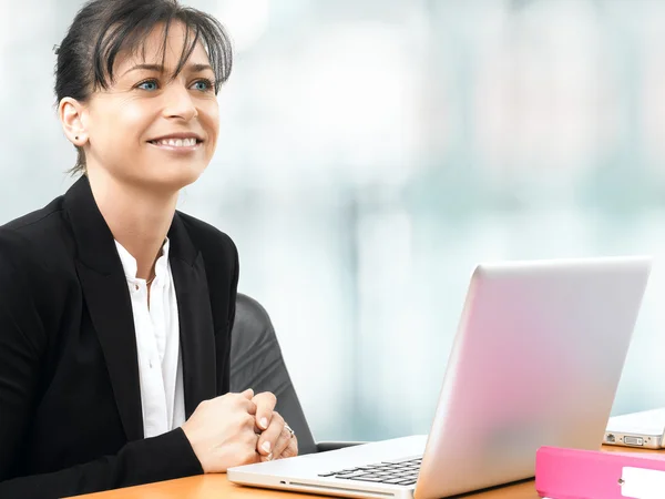 Zakelijke vrouw glimlachen in het kantoor — Stockfoto