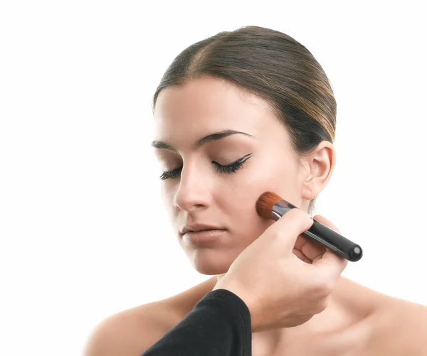 Make-up-Artist trägt Blusher auf — Stockfoto