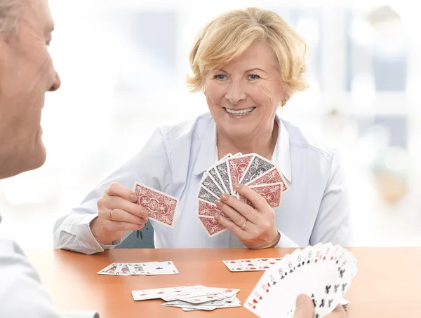 Seniorenpaar spielt ein Kartenspiel — Stockfoto