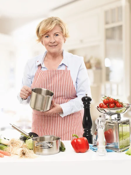 Senior kobieta gotowanie w kuchni — Zdjęcie stockowe