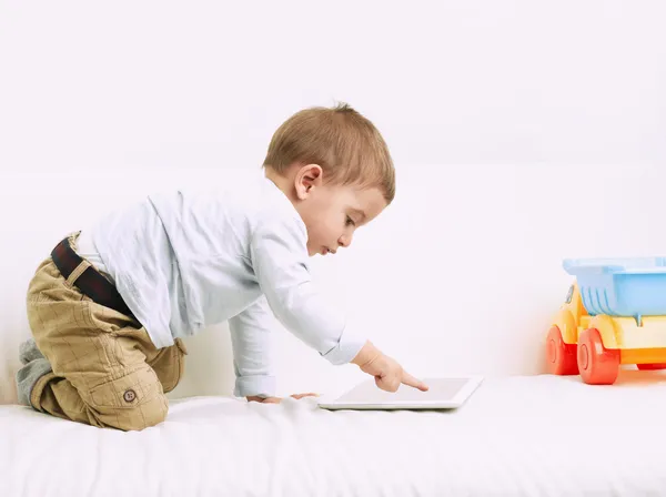 Menino criança brincando com mesa digital — Fotografia de Stock