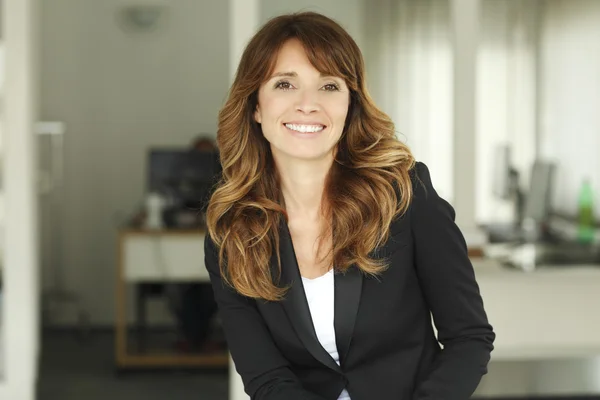 Mujer de negocios sonriente — Foto de Stock