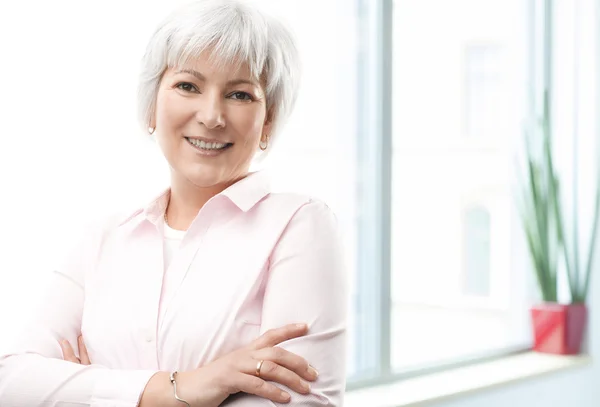 Pretty mature business woman smiling confidently — Stock Photo, Image