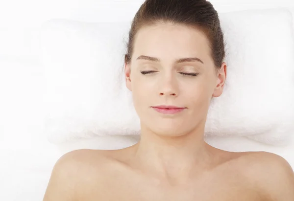 Glückliche Dame entspannt sich im Massagesalon — Stockfoto