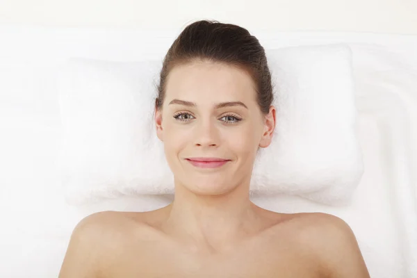 Szczęśliwa pani relaksujące w salonie masażu — Zdjęcie stockowe
