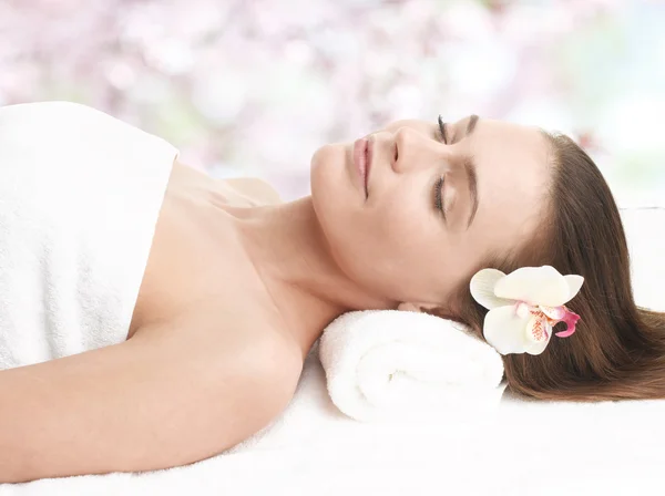 Glückliche Dame entspannt sich im Massagesalon — Stockfoto