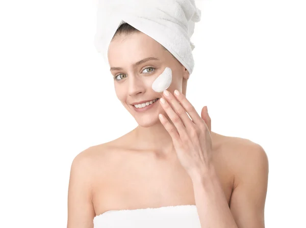 Mujer aplicando crema hidratante en la cara. Primer plano mujer fresca f —  Fotos de Stock
