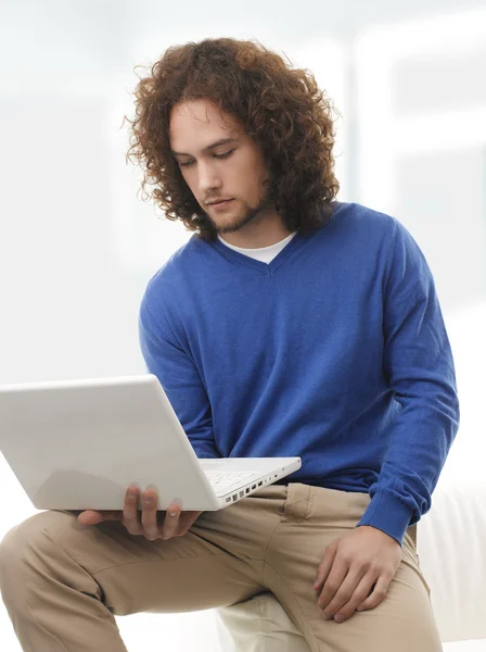 Jovem estudante aprendendo no laptop em casa — Fotografia de Stock