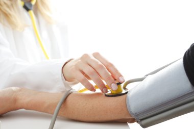 Kan basıncına bakıyorum.