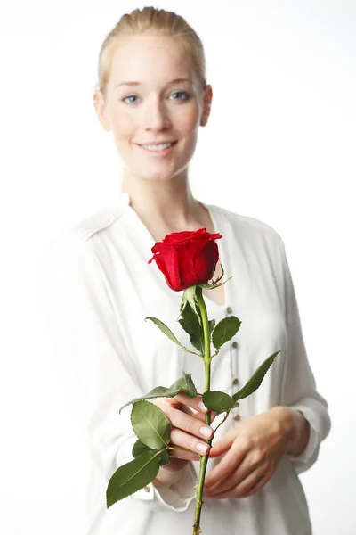 Sorridente giovane signora in possesso di una rosa rossa — Foto Stock