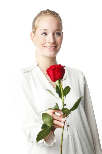 Sorridente giovane signora in possesso di una rosa rossa — Foto Stock