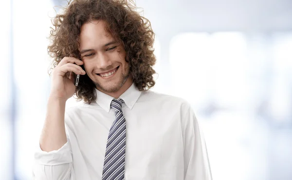Fiatal jóképű srác élvezi a telefonos beszélgetés — Stock Fotó