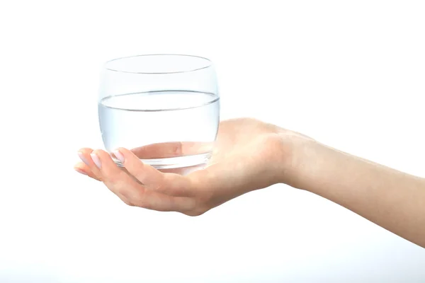 Una mano che tiene un bicchiere d'acqua trasparente — Foto Stock