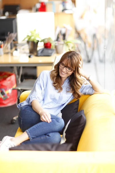 Avslappnad kvinnliga verkställande i office — Stockfoto