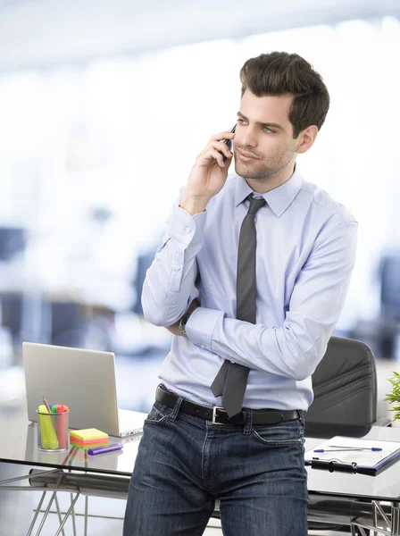 Leende affärsman talar på en mobiltelefon. — Stockfoto