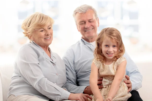 Grootouders lachen met kleindochter — Stockfoto