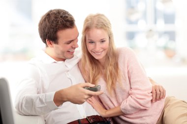 Sakin genç çift gülümsüyor