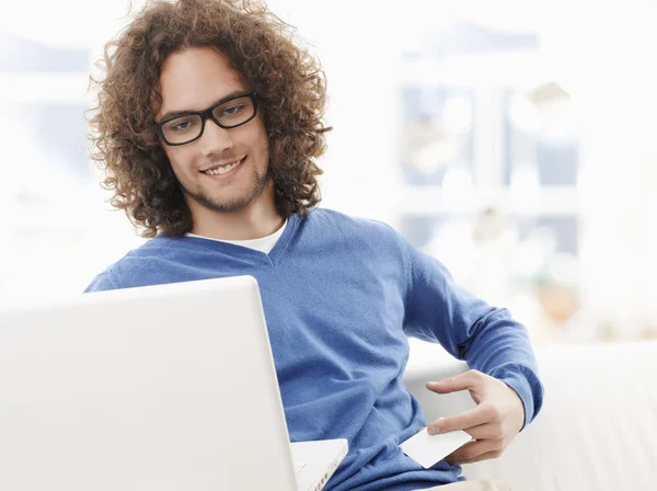 Mladý usmívající se muž nakupování na internetu — Stock fotografie