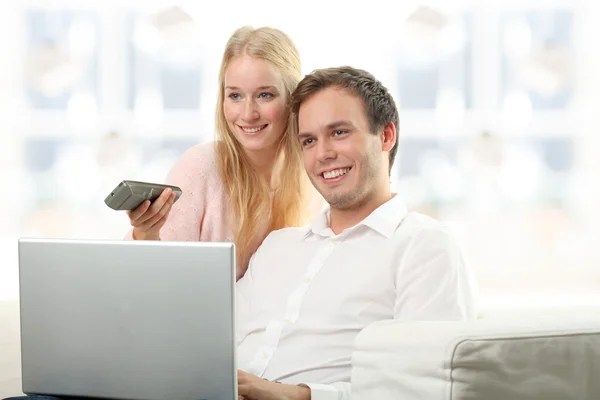 Sereno jovem casal sorridente — Fotografia de Stock