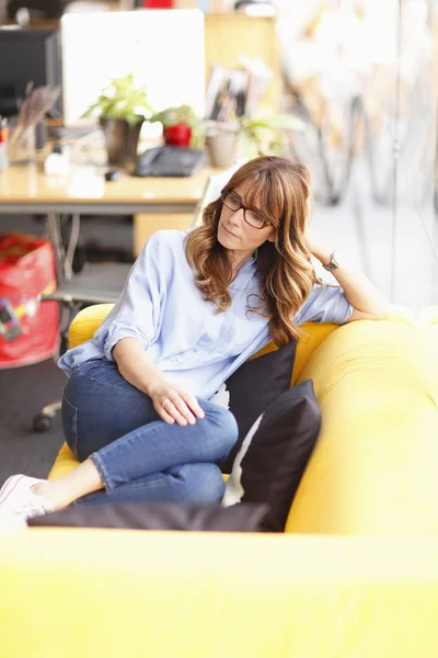 Relaxed female executive in office — Stock Photo, Image