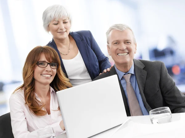 Teamwerk in office — Stockfoto