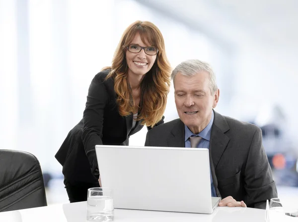 Trabalho em equipe no escritório — Fotografia de Stock