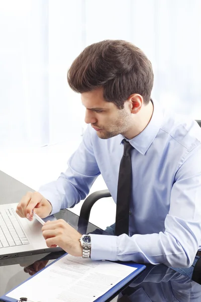 Joven hombre de negocios trabajando en portátil — Foto de Stock