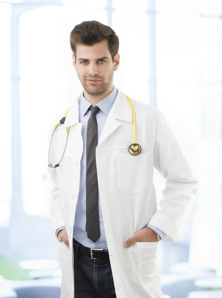 Uśmiechający się młody mężczyzna lekarza — Zdjęcie stockowe