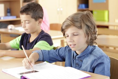 çocukların sınıfta oturuyor