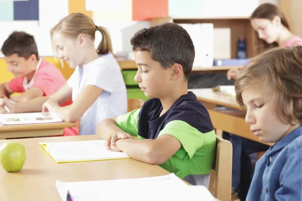 Los niños están sentados en el aula — Foto de Stock