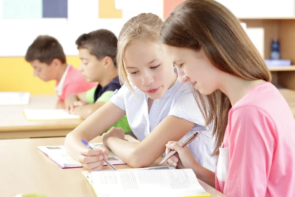 Estudante que trabalha em classe — Fotografia de Stock