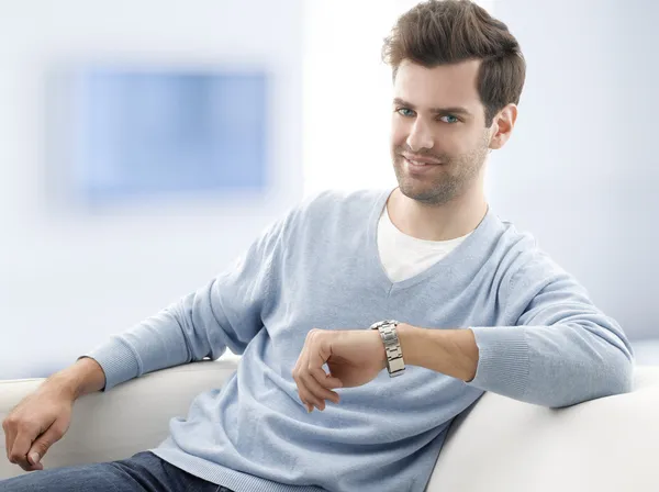 Jonge man zittend op de Bank — Stockfoto