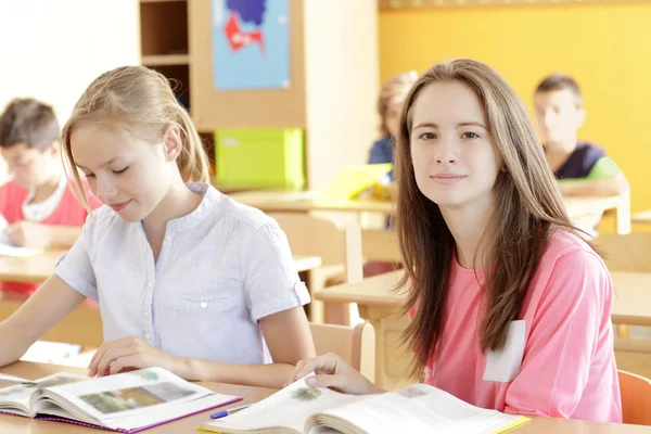 Étudiant travaillant en classe — Photo