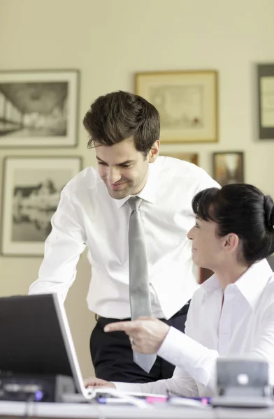 Casal de negócios trabalhando no laptop — Fotografia de Stock