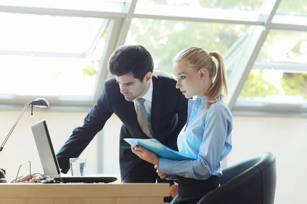 Businesscouple die op laptop werkt — Stockfoto